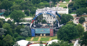 Untuk Ulang Tahunnya yang ke-80, Trump Membawa Korek Api ke Halaman Gedung Putih
| beritakitanih Untuk Ulang Tahunnya yang ke-80, Trump Membawa Korek Api ke Halaman Gedung Putih
| beritakitanih