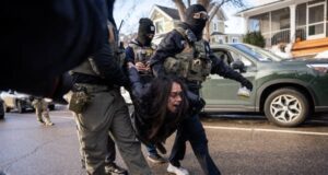 Wanita yang ditangkap oleh FBI selama lonjakan menjadi sasaran video viral yang mengajukan pengaduan hak-hak sipil
| beritakitanih Wanita yang ditangkap oleh FBI selama lonjakan menjadi sasaran video viral yang mengajukan pengaduan hak-hak sipil
| beritakitanih