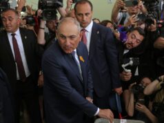 Warga Armenia memberikan suaranya dalam pemilihan umum yang diawasi ketat oleh Rusia dan negara-negara Barat
| beritakitanih Warga Armenia memberikan suaranya dalam pemilihan umum yang diawasi ketat oleh Rusia dan negara-negara Barat
| beritakitanih