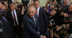 Warga Armenia memberikan suaranya dalam pemilihan umum yang diawasi ketat oleh Rusia dan negara-negara Barat
| beritakitanih Warga Armenia memberikan suaranya dalam pemilihan umum yang diawasi ketat oleh Rusia dan negara-negara Barat
| beritakitanih