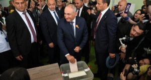 Warga Armenia pergi ke tempat pemungutan suara di bawah tekanan Rusia yang bertujuan mencegah pergeseran ke arah Barat
| beritakitanih Warga Armenia pergi ke tempat pemungutan suara di bawah tekanan Rusia yang bertujuan mencegah pergeseran ke arah Barat
| beritakitanih
