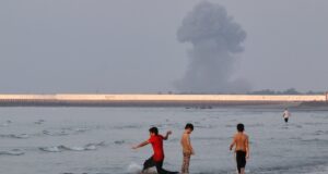 AS menyerang Iran setelah Trump mengumumkan blokade baru dan jumlah korban jiwa di Hormuz
| beritakitanih AS menyerang Iran setelah Trump mengumumkan blokade baru dan jumlah korban jiwa di Hormuz
| beritakitanih