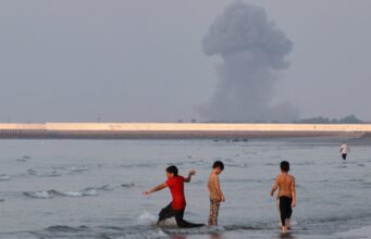 AS menyerang Iran setelah Trump mengumumkan blokade baru dan jumlah korban jiwa di Hormuz
| beritakitanih AS menyerang Iran setelah Trump mengumumkan blokade baru dan jumlah korban jiwa di Hormuz
| beritakitanih