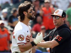 Alexander Orioles terkena lemparan, patah tulang …
| beritakitanih Alexander Orioles terkena lemparan, patah tulang ...
| beritakitanih
