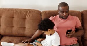 Anak Anda bukan satu-satunya yang kecanduan telepon, kata studi baru
| beritakitanih Anak Anda bukan satu-satunya yang kecanduan telepon, kata studi baru
| beritakitanih