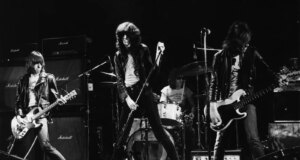 “Billie Joe Armstrong dari Green Day ke Depan Supergrup Punk Menghormati Ramones”.
| beritakitanih "Billie Joe Armstrong dari Green Day ke Depan Supergrup Punk Menghormati Ramones".
| beritakitanih