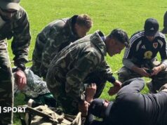 Bom, darah, penyergapan – pelatihan sepak bola dengan tentara
| beritakitanih Bom, darah, penyergapan - pelatihan sepak bola dengan tentara
| beritakitanih