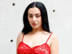 Charli XCX Mengungkapkan Daftar Lagu ‘Musik, Fashion, Film’ Dengan Lagu yang Menampilkan David Cronenberg
| beritakitanih Charli XCX Mengungkapkan Daftar Lagu 'Musik, Fashion, Film' Dengan Lagu yang Menampilkan David Cronenberg
| beritakitanih
