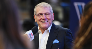 Dalam siaran kembali WNBA, Geno Auriemma memuji alumni Notre Dame Jessica Shepard sebagai ‘pemain terbaik’ di lapangan
| beritakitanih Dalam siaran kembali WNBA, Geno Auriemma memuji alumni Notre Dame Jessica Shepard sebagai 'pemain terbaik' di lapangan
| beritakitanih