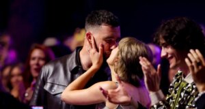 Desainer Gaun Pengantin Taylor Swift Berbicara tentang Proses ‘Emosional’: ‘Sungguh Menyenangkan Bekerja Dengannya’
| beritakitanih Desainer Gaun Pengantin Taylor Swift Berbicara tentang Proses 'Emosional': 'Sungguh Menyenangkan Bekerja Dengannya'
| beritakitanih