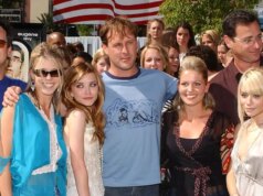 Dimana Pemeran ‘Full House’ Berdiri Bersama Mary-Kate dan Ashley Olsen
| beritakitanih Dimana Pemeran 'Full House' Berdiri Bersama Mary-Kate dan Ashley Olsen
| beritakitanih