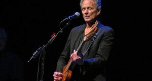 Dugaan Penguntit Lindsey Buckingham Menjalani Pemeriksaan Kesehatan Mental, Kasus Pidana Ditangguhkan
| beritakitanih Dugaan Penguntit Lindsey Buckingham Menjalani Pemeriksaan Kesehatan Mental, Kasus Pidana Ditangguhkan
| beritakitanih