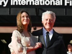 Dustin Hoffman Mengatakan Amerika ‘Terbagi’ Seperti Selama Perang Vietnam… dan Bercanda Dia Masih Mencoba Mencari Tahu Siapa Dia
| beritakitanih Dustin Hoffman Mengatakan Amerika 'Terbagi' Seperti Selama Perang Vietnam… dan Bercanda Dia Masih Mencoba Mencari Tahu Siapa Dia
| beritakitanih