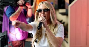 Ellie Goulding Menampilkan ‘Lampu’ di Pertandingan Perempatfinal Piala Dunia
| beritakitanih Ellie Goulding Menampilkan 'Lampu' di Pertandingan Perempatfinal Piala Dunia
| beritakitanih