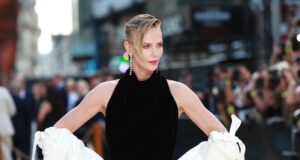 “Garis Rambut Tur Pers ‘Odyssey’ Charlize Theron Tak Terkalahkan”.
| beritakitanih "Garis Rambut Tur Pers 'Odyssey' Charlize Theron Tak Terkalahkan".
| beritakitanih