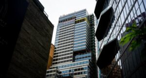 Gedung bertingkat tinggi di Manhattan masih tidak stabil setelah tiang-tiangnya tertekuk, sehingga memaksa evakuasi
| beritakitanih Gedung bertingkat tinggi di Manhattan masih tidak stabil setelah tiang-tiangnya tertekuk, sehingga memaksa evakuasi
| beritakitanih
