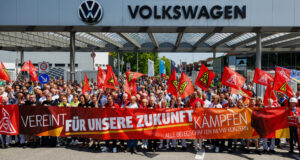 Grup Volkswagen memberi tahu dewan direksinya bagaimana cara memperbaikinya, namun serikat pekerja tidak setuju
| beritakitanih Grup Volkswagen memberi tahu dewan direksinya bagaimana cara memperbaikinya, namun serikat pekerja tidak setuju
| beritakitanih