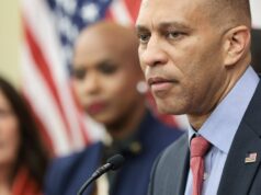 Hakeem Jeffries membahas perpecahan di Partai Demokrat dan mengatakan bahwa Trump adalah masalah yang lebih besar
| beritakitanih Hakeem Jeffries membahas perpecahan di Partai Demokrat dan mengatakan bahwa Trump adalah masalah yang lebih besar
| beritakitanih