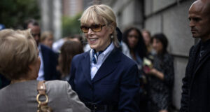 Hakim Memerintahkan Keputusan Trump senilai $5 Juta Diberikan kepada E. Jean Carroll
| beritakitanih Hakim Memerintahkan Keputusan Trump senilai $5 Juta Diberikan kepada E. Jean Carroll
| beritakitanih