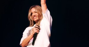 Hilary Duff Memakai Kaus Konser Throwback Tahun 2004 miliknya untuk 2 Malam yang Terjual Habis di Forum LA
| beritakitanih Hilary Duff Memakai Kaus Konser Throwback Tahun 2004 miliknya untuk 2 Malam yang Terjual Habis di Forum LA
| beritakitanih