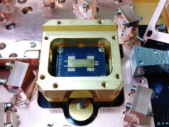 Ion tunggal memindai medan elektromagnetik 3D yang tersembunyi untuk meningkatkan kinerja chip kuantum
| beritakitanih Ion tunggal memindai medan elektromagnetik 3D yang tersembunyi untuk meningkatkan kinerja chip kuantum
| beritakitanih