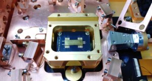 Ion tunggal memindai medan elektromagnetik 3D yang tersembunyi untuk meningkatkan kinerja chip kuantum
| beritakitanih Ion tunggal memindai medan elektromagnetik 3D yang tersembunyi untuk meningkatkan kinerja chip kuantum
| beritakitanih