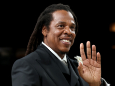 Jay-Z Mengatasi Penundaan Tiga Jam di Konser Yankee Stadium, Mengatakan Dia Ingin Menghindari Fans “Terinjak-injak”
| beritakitanih Jay-Z Mengatasi Penundaan Tiga Jam di Konser Yankee Stadium, Mengatakan Dia Ingin Menghindari Fans “Terinjak-injak”
| beritakitanih