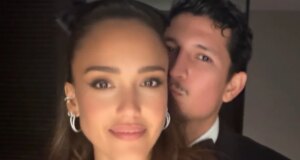 Jessica Alba dan Danny Ramirez Kemas di PDA Selama Pernikahan Taylor Swift
| beritakitanih Jessica Alba dan Danny Ramirez Kemas di PDA Selama Pernikahan Taylor Swift
| beritakitanih