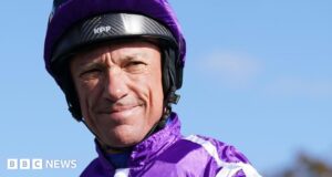 Jockey Dettori patah tulang rusuknya dalam kecelakaan mobil
| beritakitanih Jockey Dettori patah tulang rusuknya dalam kecelakaan mobil
| beritakitanih