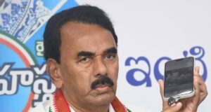 Jupally menantang KTR dan Harish untuk membuka perdebatan mengenai utang Telangana
| beritakitanih Jupally menantang KTR dan Harish untuk membuka perdebatan mengenai utang Telangana
| beritakitanih