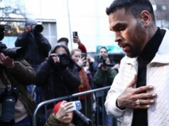 Juri Mengatakan Chris Brown Berutang kepada Pengurus Rumah Tangga $13 Juta karena Cacat dalam Serangan Penganiayaan Anjing
| beritakitanih Juri Mengatakan Chris Brown Berutang kepada Pengurus Rumah Tangga $13 Juta karena Cacat dalam Serangan Penganiayaan Anjing
| beritakitanih