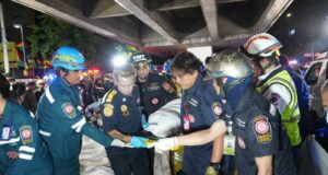 Kebakaran terjadi di sebuah pub di Bangkok, menewaskan sedikitnya 27 orang, kata para pejabat
| beritakitanih Kebakaran terjadi di sebuah pub di Bangkok, menewaskan sedikitnya 27 orang, kata para pejabat
| beritakitanih