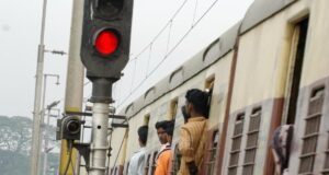 Kecelakaan besar dapat dihindari setelah sinyal yang salah membuat kereta terlalu dekat di jalur yang sama
| beritakitanih Kecelakaan besar dapat dihindari setelah sinyal yang salah membuat kereta terlalu dekat di jalur yang sama
| beritakitanih