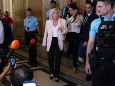 Le Pen mengatakan dia akan mencalonkan diri sebagai presiden Prancis tahun depan meskipun ada perintah pengadilan
| beritakitanih Le Pen mengatakan dia akan mencalonkan diri sebagai presiden Prancis tahun depan meskipun ada perintah pengadilan
| beritakitanih