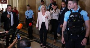 Le Pen mengatakan dia akan mencalonkan diri sebagai presiden Prancis tahun depan meskipun ada perintah pengadilan
| beritakitanih Le Pen mengatakan dia akan mencalonkan diri sebagai presiden Prancis tahun depan meskipun ada perintah pengadilan
| beritakitanih