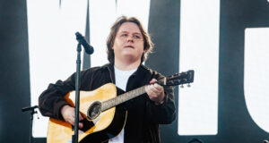 Lewis Capaldi membeli minuman untuk pub yang penuh dengan penggemar Inggris untuk merayakan kemenangan Meksiko
| beritakitanih Lewis Capaldi membeli minuman untuk pub yang penuh dengan penggemar Inggris untuk merayakan kemenangan Meksiko
| beritakitanih
