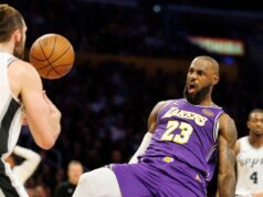 Luke Kornet dari Spurs melakukan lemparan ke LeBron
| beritakitanih 🔊 Luke Kornet dari Spurs melakukan lemparan ke LeBron
| beritakitanih
