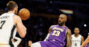 Luke Kornet dari Spurs melakukan lemparan ke LeBron
| beritakitanih 🔊 Luke Kornet dari Spurs melakukan lemparan ke LeBron
| beritakitanih