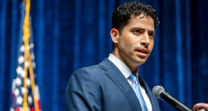 Manny Rutinel, seorang Progresif, Memenangkan Pratama Colorado untuk Kursi DPR Kompetitif
| beritakitanih Manny Rutinel, seorang Progresif, Memenangkan Pratama Colorado untuk Kursi DPR Kompetitif
| beritakitanih