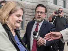 Mantan hakim Wisconsin dibebaskan dari penjara karena menghalangi penangkapan ICE terhadap imigran Meksiko
| beritakitanih Mantan hakim Wisconsin dibebaskan dari penjara karena menghalangi penangkapan ICE terhadap imigran Meksiko
| beritakitanih