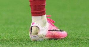 Mengapa Beberapa Pemain Sepak Bola Memotong Sepatunya?
| beritakitanih Mengapa Beberapa Pemain Sepak Bola Memotong Sepatunya?
| beritakitanih