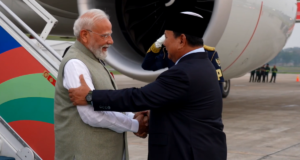 PM Narendra Modi menerima sambutan seremonial besar di Jakarta
| beritakitanih PM Narendra Modi menerima sambutan seremonial besar di Jakarta
| beritakitanih
