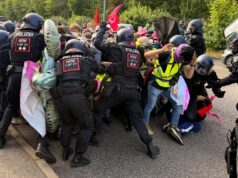 Partai Alternatif sayap kanan untuk Jerman memilih kembali pemimpin sebagai pengunjuk rasa, bentrokan polisi
| beritakitanih Partai Alternatif sayap kanan untuk Jerman memilih kembali pemimpin sebagai pengunjuk rasa, bentrokan polisi
| beritakitanih