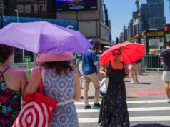 Perayaan Empat Juli AS: Gelombang panas yang berbahaya memaksa pembatalan parade Hari Kemerdekaan di Washington
| beritakitanih Perayaan Empat Juli AS: Gelombang panas yang berbahaya memaksa pembatalan parade Hari Kemerdekaan di Washington
| beritakitanih