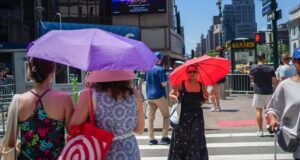 Perayaan Empat Juli AS: Gelombang panas yang berbahaya memaksa pembatalan parade Hari Kemerdekaan di Washington
| beritakitanih Perayaan Empat Juli AS: Gelombang panas yang berbahaya memaksa pembatalan parade Hari Kemerdekaan di Washington
| beritakitanih
