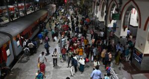 Perkelahian antara pemeriksa tiket dan pengacara menyebabkan keributan di kalangan penumpang di stasiun kereta Egmore
| beritakitanih Perkelahian antara pemeriksa tiket dan pengacara menyebabkan keributan di kalangan penumpang di stasiun kereta Egmore
| beritakitanih