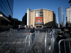 Pernikahan Taylor Swift-Travis Kelce menerima perimeter keamanan ala Knicks di Madison Square Garden
| beritakitanih Pernikahan Taylor Swift-Travis Kelce menerima perimeter keamanan ala Knicks di Madison Square Garden
| beritakitanih