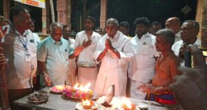 Puducherry CM mengunjungi kuil Kuchanur di distrik Theni
| beritakitanih Puducherry CM mengunjungi kuil Kuchanur di distrik Theni
| beritakitanih