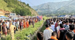 Rombongan peziarah lainnya dalam perjalanan ke kuil Amarnath
| beritakitanih Rombongan peziarah lainnya dalam perjalanan ke kuil Amarnath
| beritakitanih