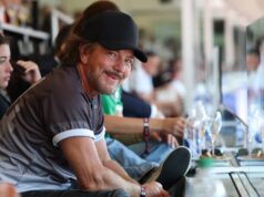 Saksikan Eddie Vedder menikmati kejayaan saat ‘Alive’ milik Pearl Jam dimainkan selama istirahat hidrasi pertandingan Piala Dunia AS vs Belgia
| beritakitanih Saksikan Eddie Vedder menikmati kejayaan saat 'Alive' milik Pearl Jam dimainkan selama istirahat hidrasi pertandingan Piala Dunia AS vs Belgia
| beritakitanih